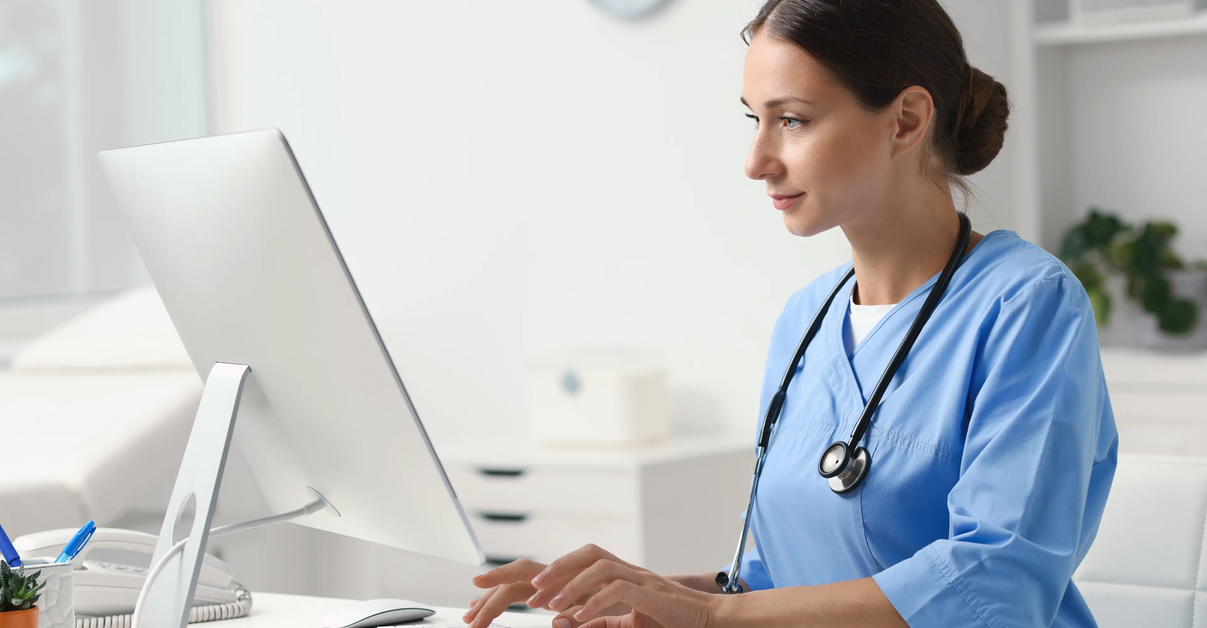 Стоматолог работает с MedLoop